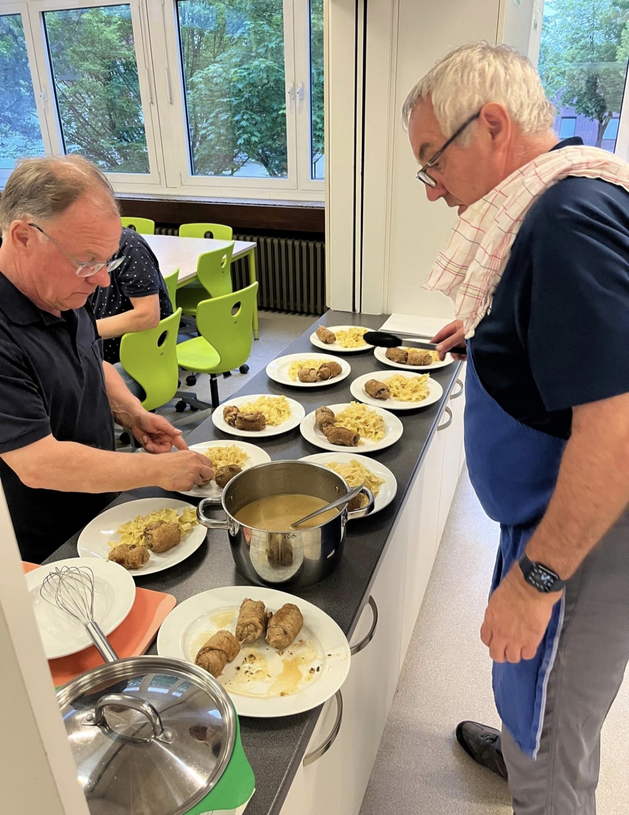 Uwe F. Und Lutz, beim Anrichten.