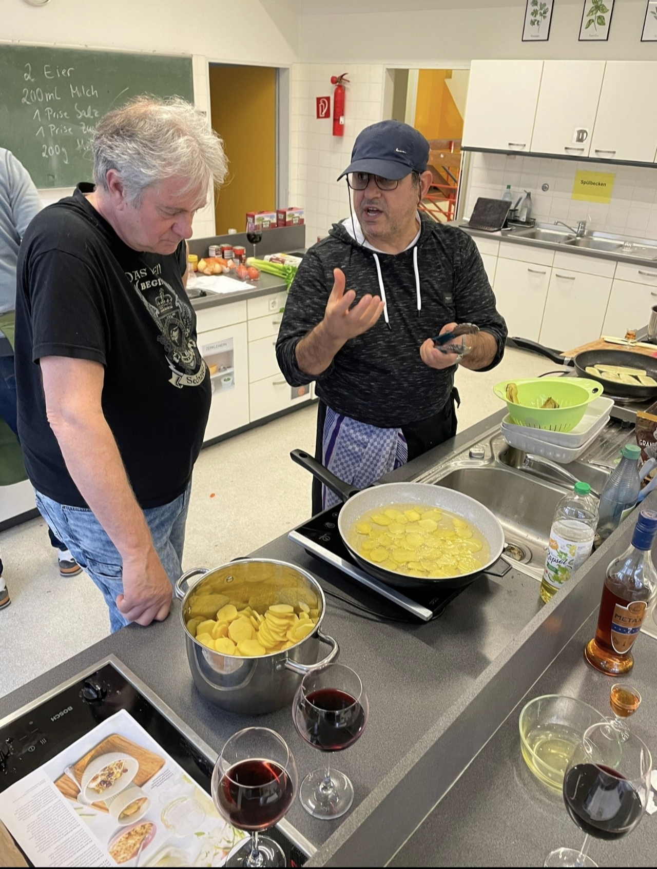 Werner und Ali, bewachen die Bratpfanne